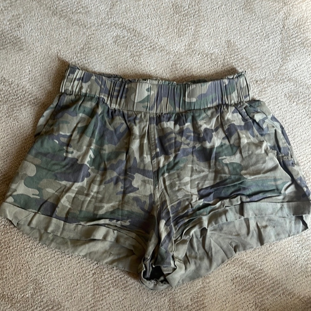 camo print shorts size small - altard state